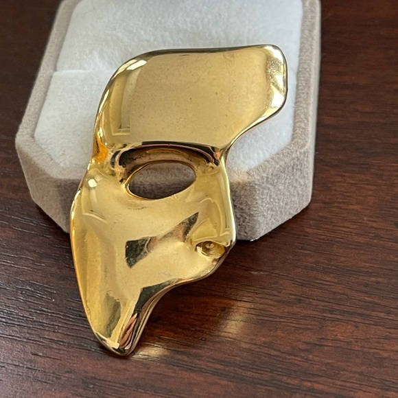 1989 signed Albert Elovitz Phantom of the opera gold tone pin brooch - Picture 3 of 4